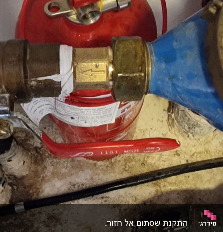 חיבור צינור עם ברז ומחבר מתכת